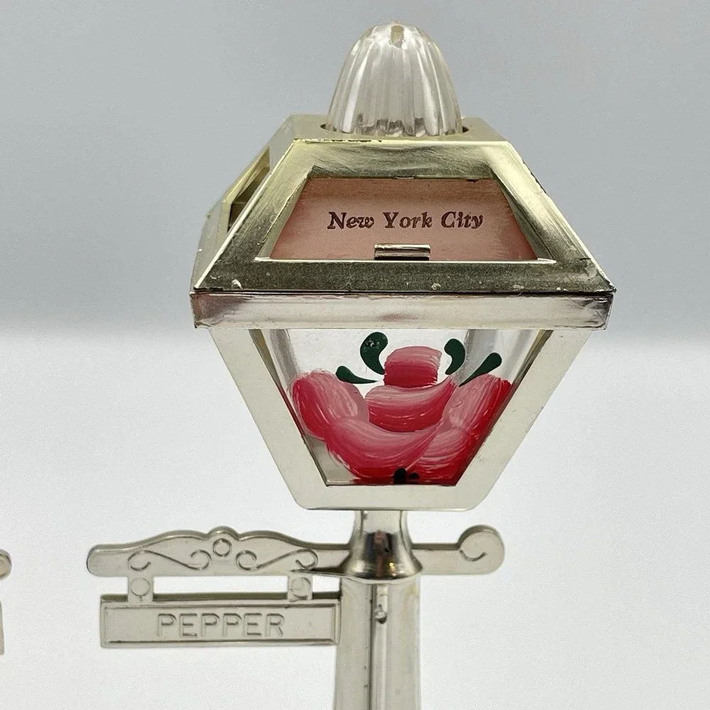Vintage New York City Lamp Post Salt And Pepper Shakers Souvenir‎ Mid Century